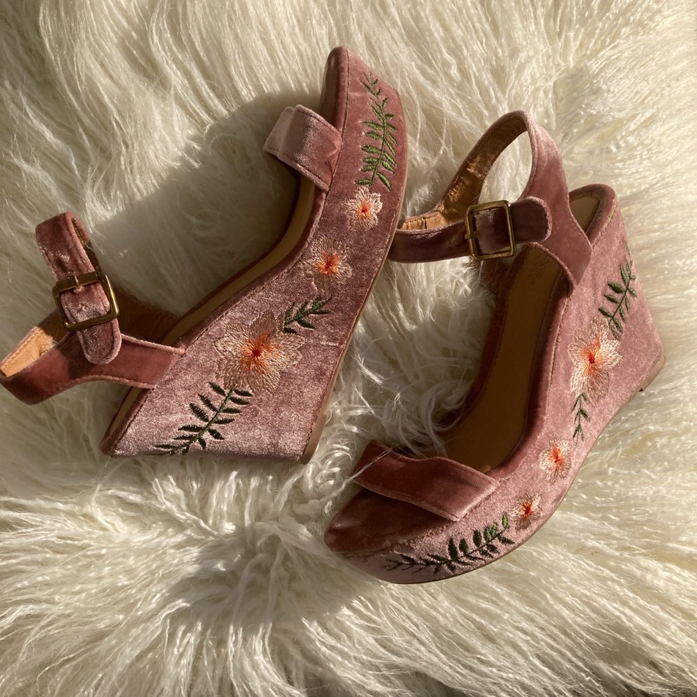 Size 6 Pink Velvet Embroidered Heels